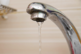 蛇口水漏れ