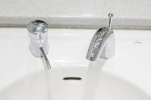 洗面台の蛇口の水漏れ│水漏れの原因から交換＆修理方法を解説