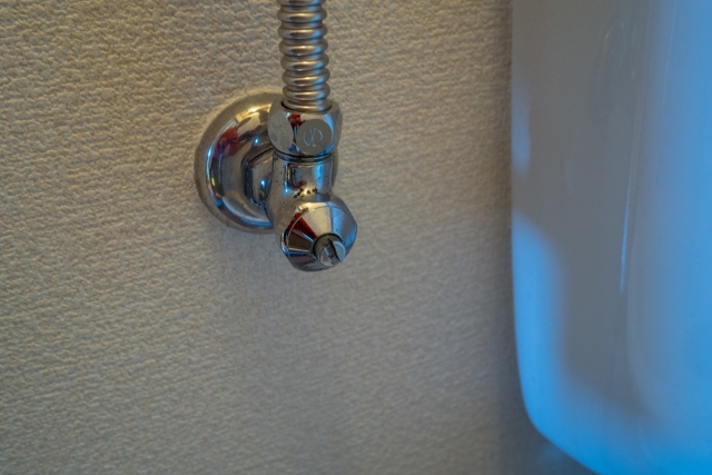 トイレの止水栓の閉め方｜固くて回らない時の安全で正しい対策も紹介