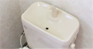 トイレタンクに水がたまらない4つの原因と給水機能を修理する方法！