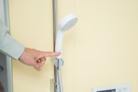 シャワーの水漏れを修理する方法
