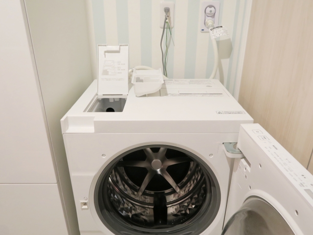 洗濯機の排水口が詰まった！掃除の仕方と詰まる原因・症状を紹介
