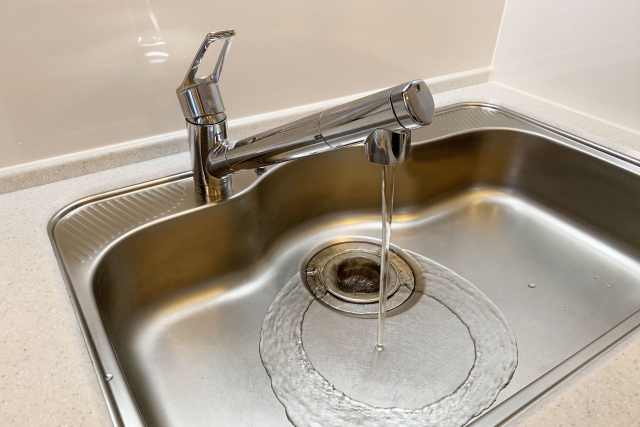 排水溝のポコポコ音はつまりが原因？台所などの水回り環境の改善方法